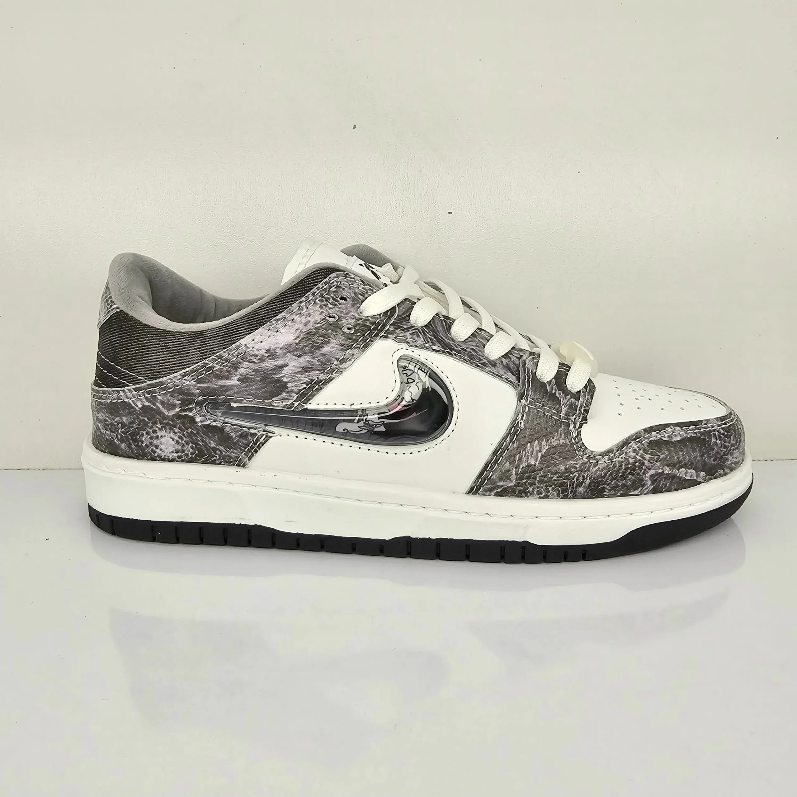 کفش کتانی سفید طوسی روشن نایک NIKE dunk کفش کتانی سفید طوسی روشن نایک NIKE dunk